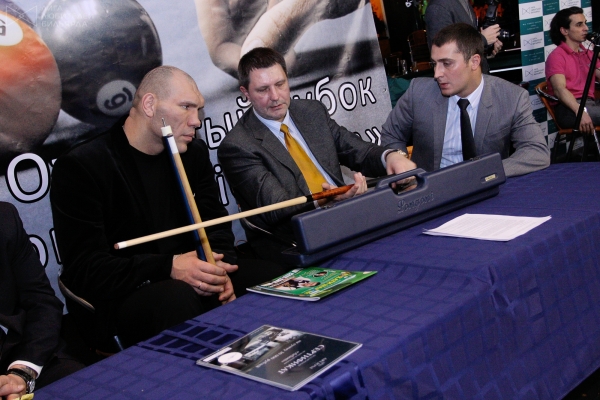 Николаю Валуеву объясняют все достоинства его нового кия