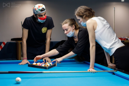 Мария Хомина работает не только за судейским столиком, но и в «поле»