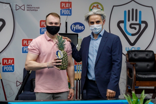 Победитель спортивного конкурса Дмитрий Шурупов и его вкусный приз
