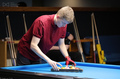 Алексей Шаповалов расставляет пирамиду