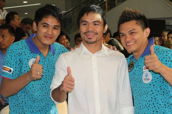 Конгрессмен и чемпион Мэнни Пакьяо с победителями первого турнира