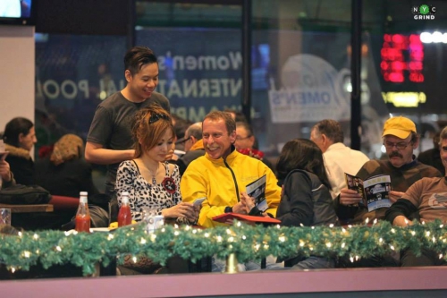 Среди зрителей - довольный прекрасным окружением Эрл Стриклэнд