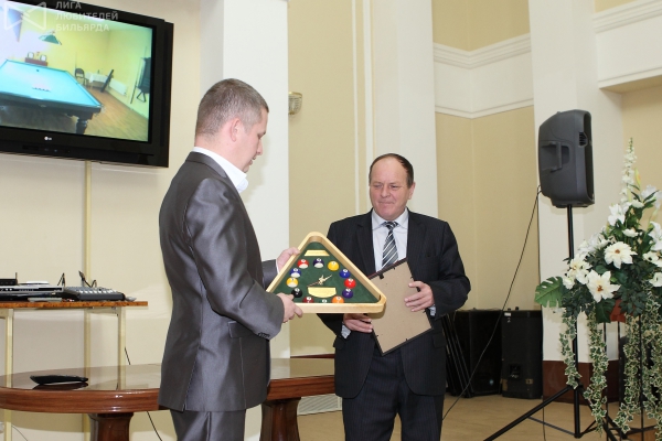 Вручение памятного сувенира дирекции Дворца культуры