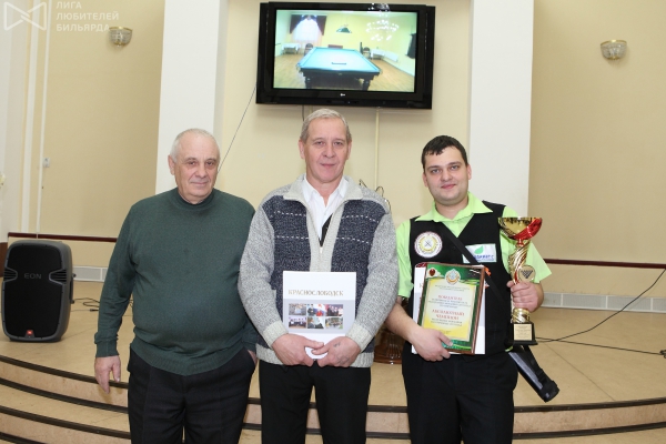 Ветераны бильярдного спорта РМ с Чемпионом