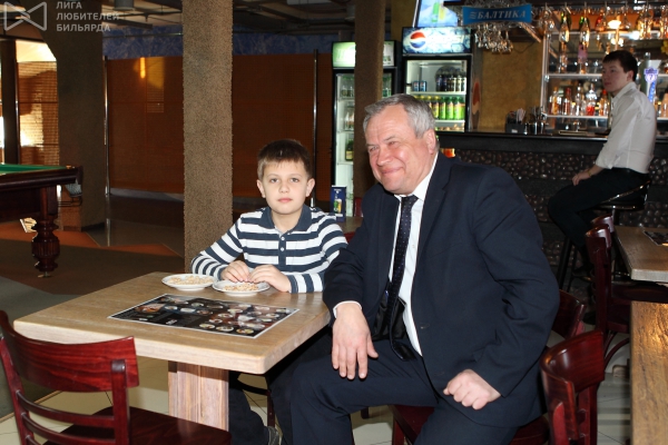 Президент ФБС РМ Юрий Ситников приобщает к бильярду внука