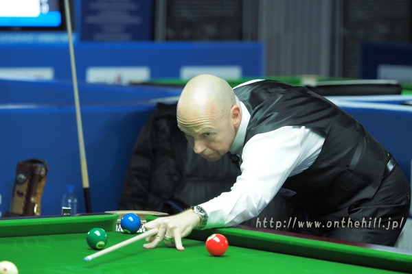 Двойка, стоящая в створе угловой лузы, наглядно иллюстрирует ее размер