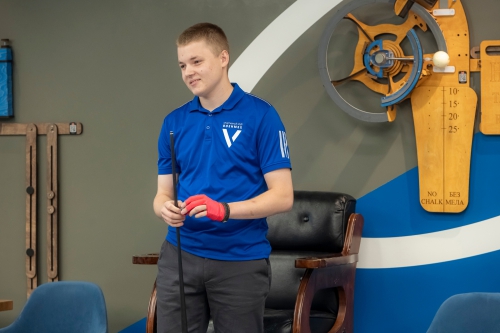 Алексей Шаповалов после того, как собрал все шары и намучился с восьмеркой