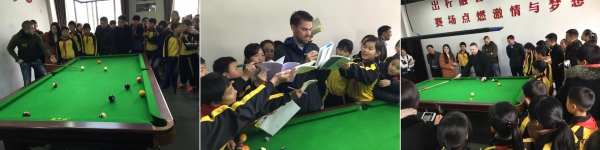 Мик Хилл, Кори Дьюэл и Крис Меллинг во время визита в общеобразовательную школу