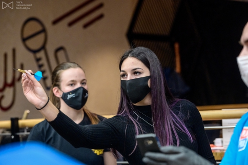 Александра Богданова внимательно следит за игрой Вилены Перепелицы