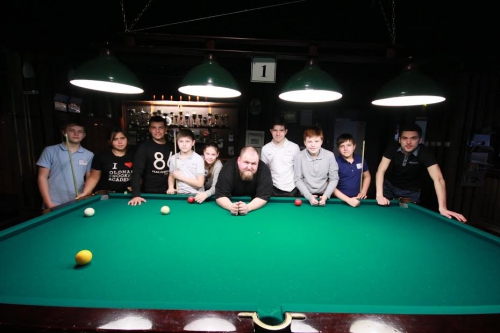 Известный финский бильярдист Юхо Нюканен (в центре) с питерскими сборниками