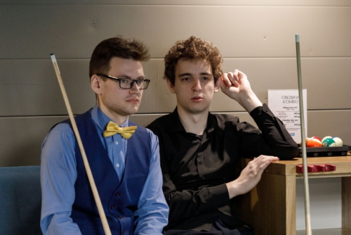 Алексей Адамчук рассказывает своему товарищу правила Девятки