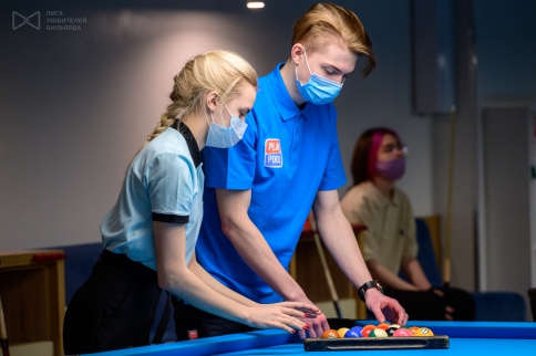 Вадим Дужнов всегда готов прийти девушкам на помощь. Даже при выставлении шаров