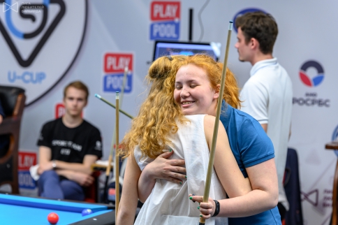 Да, в игре они соперницы, но в жизни уже подруги. Дружеские объятия Ани Фатаховой и Насти Мохнатой