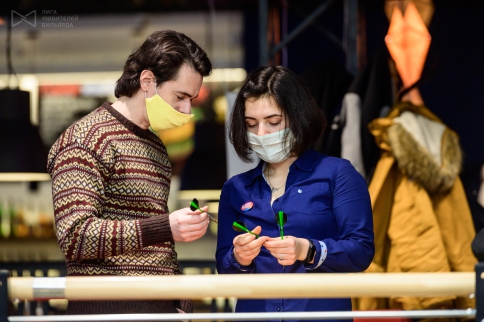 Анастасия Павленко объясняет мне устройство дротика