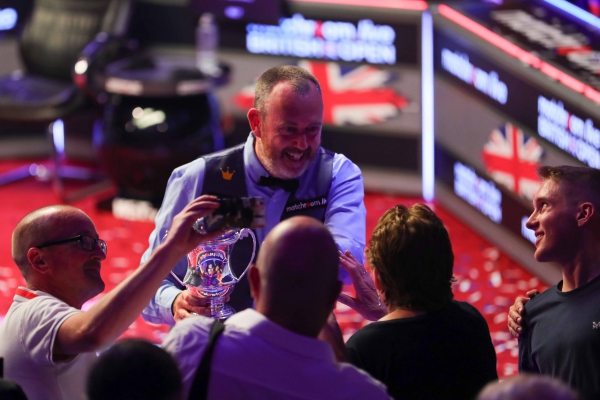 Марк Уильямс празднует успех на British Open со своими болельщиками. Фото: Wst.tv