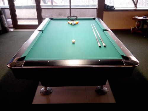 А это призовой стол. Не новый, но практически не использовался. И будет перетянут новым сукном