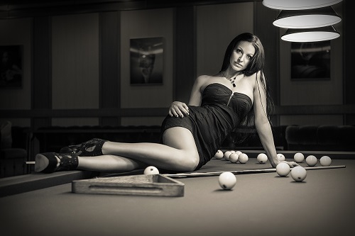 арық әйелі кискасын көрсетеді